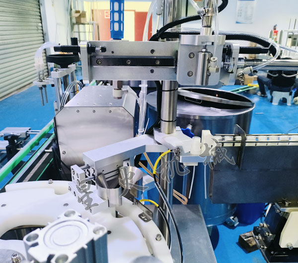 全自动液体灌装旋盖一体机细节图