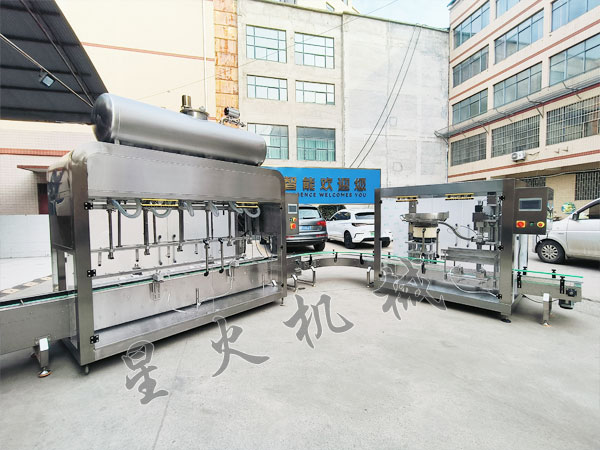 液体香精香料称重灌装机+旋盖机实拍图