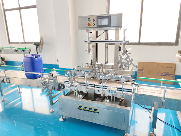 20L双头化工液体称重灌装机实拍图